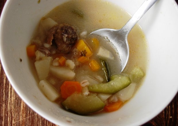Fotografia przedstawiająca Zupa z pęczakiem i cukinią