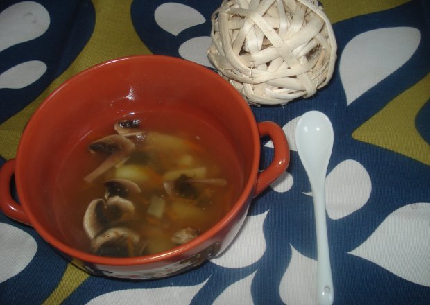 Fotografia przedstawiająca Zupa z pieczarkami i cukinią z dodatkiem kaszy kukurydzianej