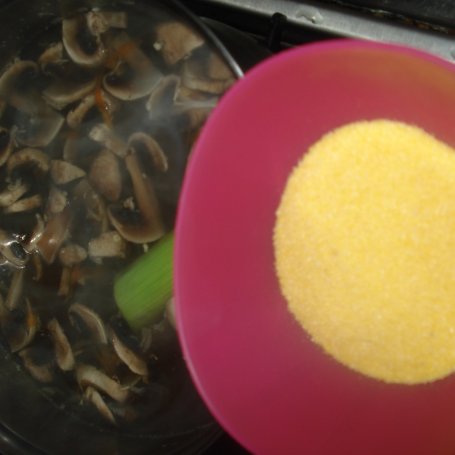 Krok 5 - Zupa z pieczarkami i cukinią z dodatkiem kaszy kukurydzianej foto