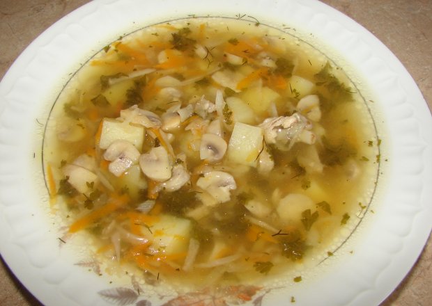 Fotografia przedstawiająca Zupa z pieczarkami i warzywami