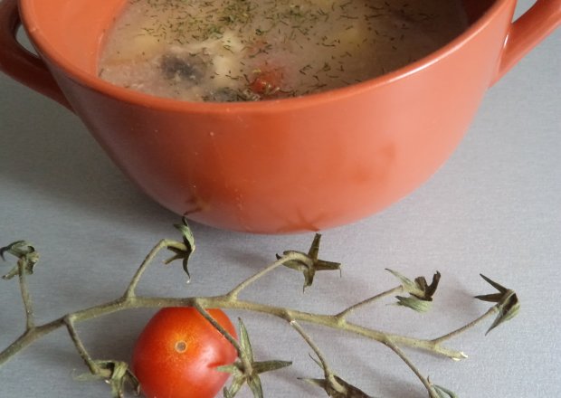Fotografia przedstawiająca Zupa  z pieczarkami , pomidorem i koperkiem :)