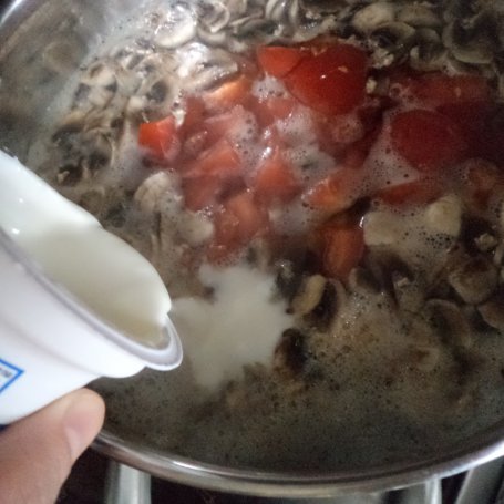 Krok 5 - Zupa  z pieczarkami , pomidorem i koperkiem :) foto
