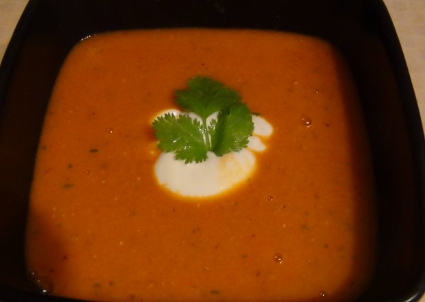 Fotografia przedstawiająca Zupa z pieczonych papryk i pomidorów z dodatkiem soczewicy