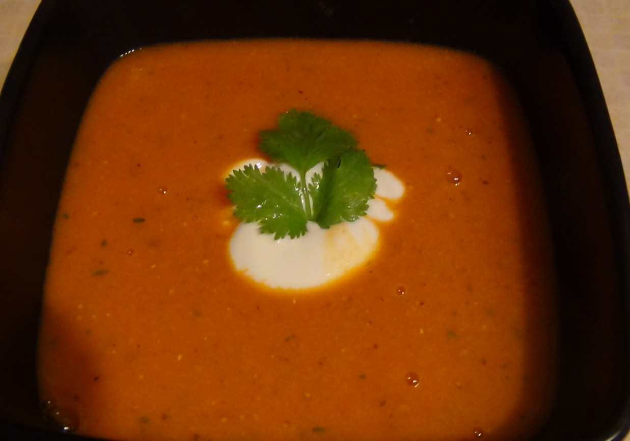 Zupa z pieczonych papryk i pomidorów z dodatkiem soczewicy foto