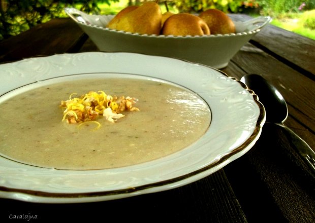 Fotografia przedstawiająca zupa z pietruszki i gruszki