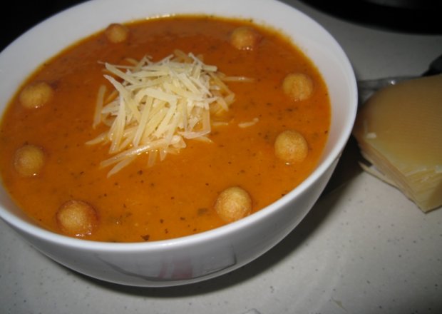Fotografia przedstawiająca Zupa z pomidorów posypana serem grana padano