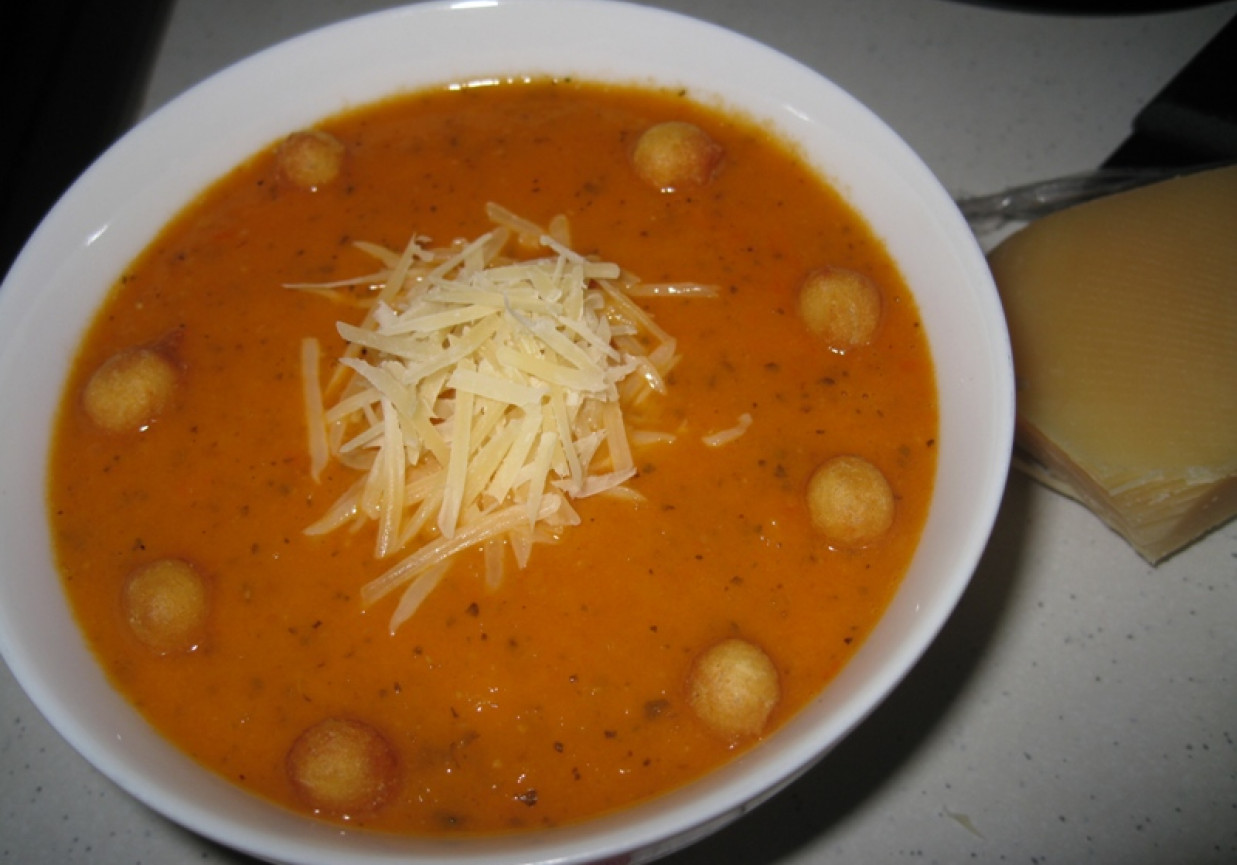 Zupa z pomidorów posypana serem grana padano foto