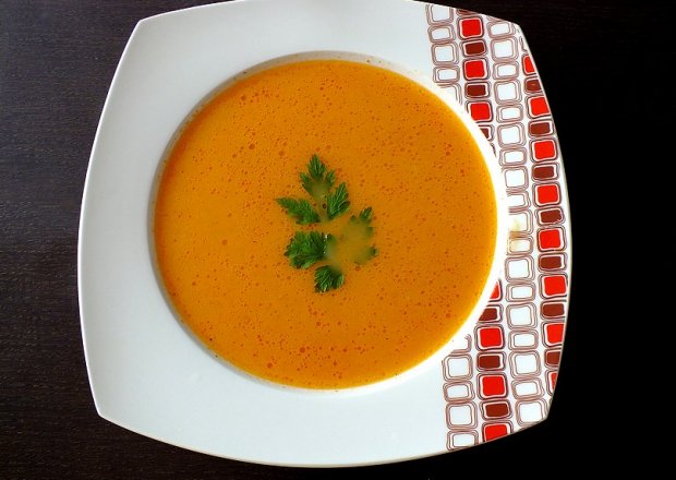 Fotografia przedstawiająca Zupa z pomidorów z cebulką i czosnkiem