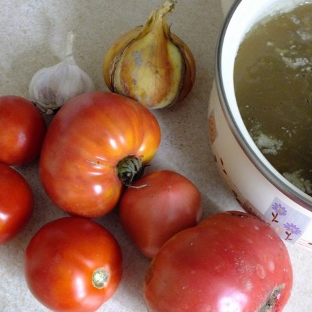 Krok 1 - Zupa z pomidorów z cebulką i czosnkiem foto