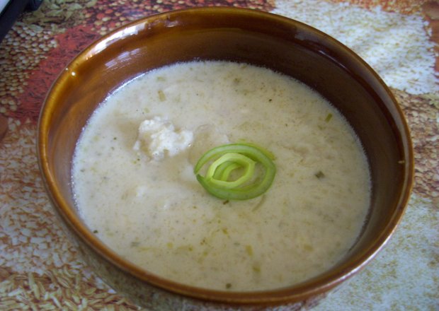 Fotografia przedstawiająca Zupa z pora z kluseczkami jaglanymi