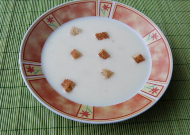 Fotografia przedstawiająca Zupa z porów z grzankami