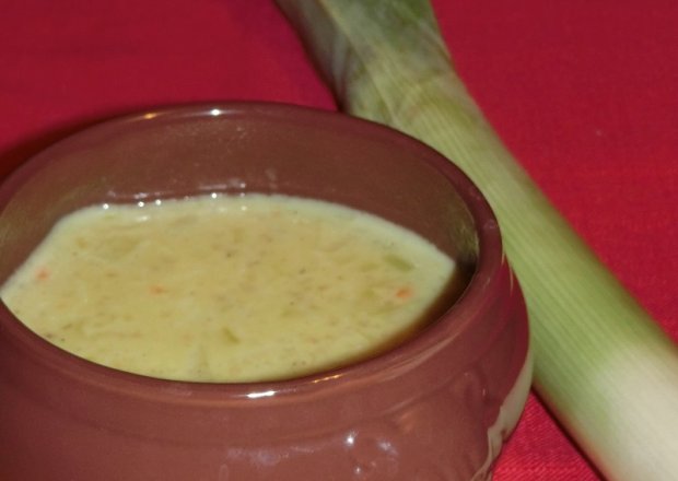 Fotografia przedstawiająca Zupa z porów z serkiem topionym