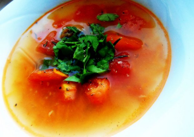 Fotografia przedstawiająca Zupa z pstrąga o rozmarynowo-cytrynowym aromacie z kawałkami pomidorów i bazylią