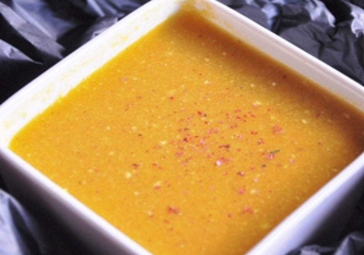 Zupa z pulpy z marchewki i curry foto