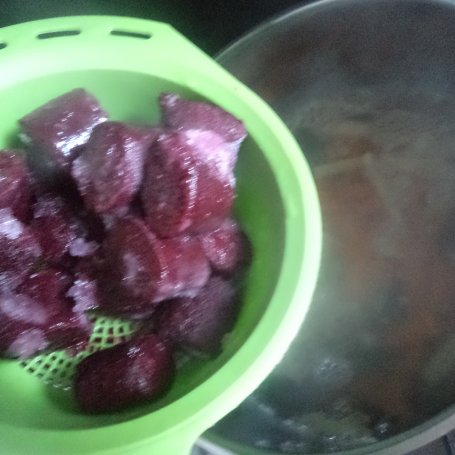 Krok 1 - Zupa z purre z buraków z dodatkiem cebulki zielonej-zaserwowana z mini Mozarela:) foto
