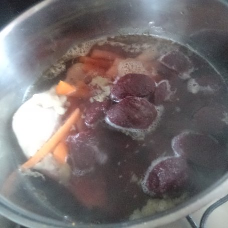 Krok 3 - Zupa z purre z buraków z dodatkiem cebulki zielonej-zaserwowana z mini Mozarela:) foto