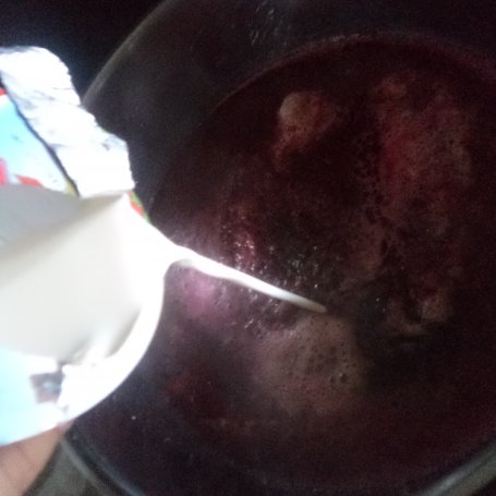 Krok 4 - Zupa z purre z buraków z dodatkiem cebulki zielonej-zaserwowana z mini Mozarela:) foto