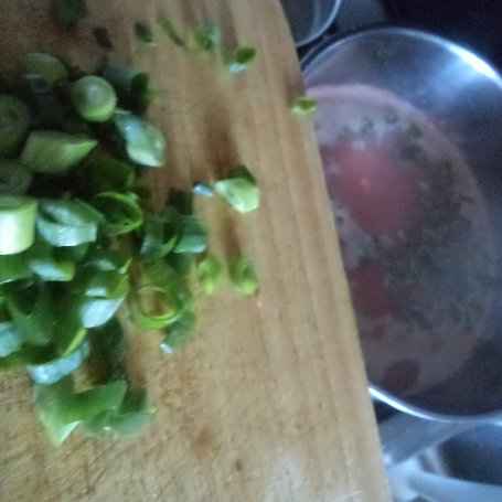 Krok 6 - Zupa z purre z buraków z dodatkiem cebulki zielonej-zaserwowana z mini Mozarela:) foto