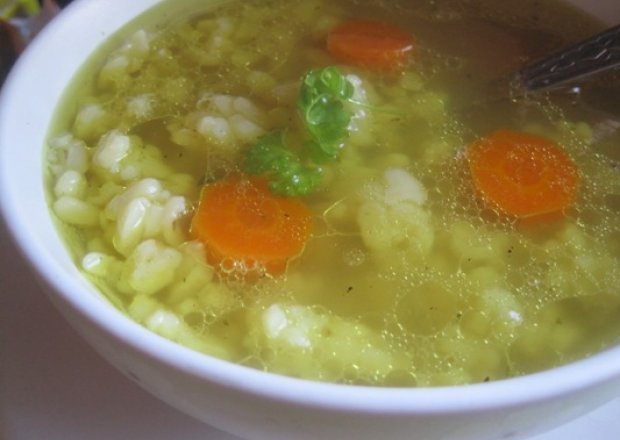 Fotografia przedstawiająca Zupa z resztek a\'la rosół z zacierkami