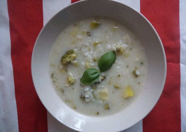 Fotografia przedstawiająca Zupa z ryżem Basmati -brokułem i cukiną :)