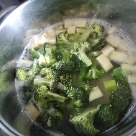Krok 4 - Zupa z ryżem Basmati -brokułem i cukiną :) foto