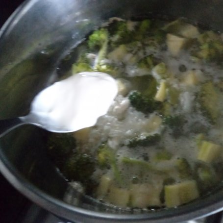 Krok 5 - Zupa z ryżem Basmati -brokułem i cukiną :) foto