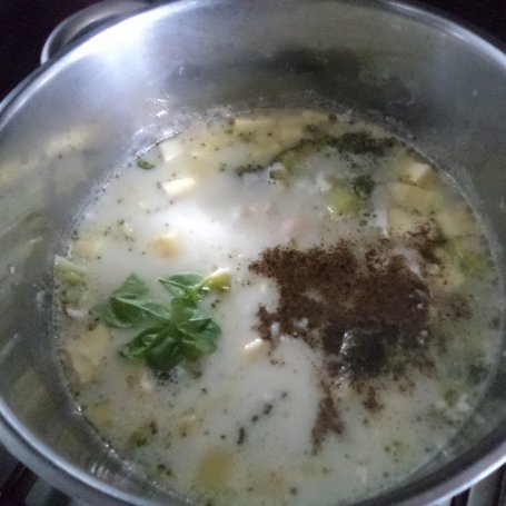 Krok 6 - Zupa z ryżem Basmati -brokułem i cukiną :) foto