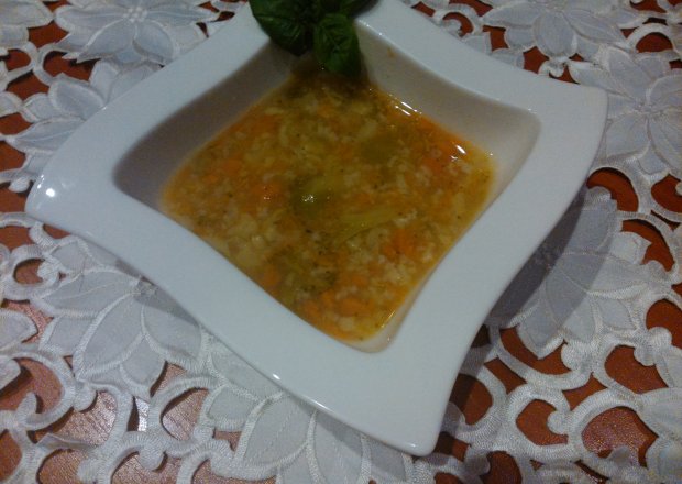 Fotografia przedstawiająca Zupa z ryżem i brukselką