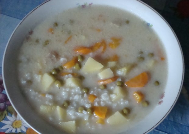 Fotografia przedstawiająca Zupa z ryżem i groszkiem konserwowym