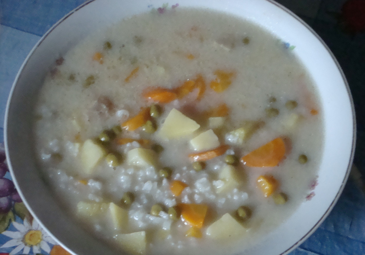 Zupa z ryżem i groszkiem konserwowym foto