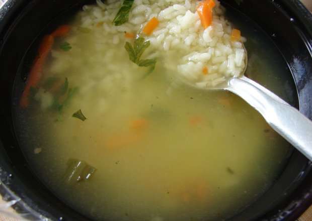 Fotografia przedstawiająca Zupa z ryżem i marchewką