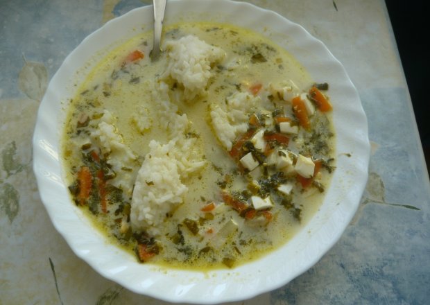 Fotografia przedstawiająca zupa z ryżem i szparagami