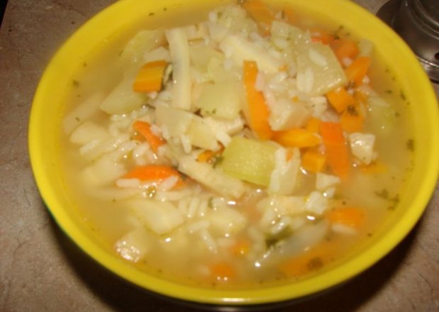 Fotografia przedstawiająca Zupa z ryżem i warzywami