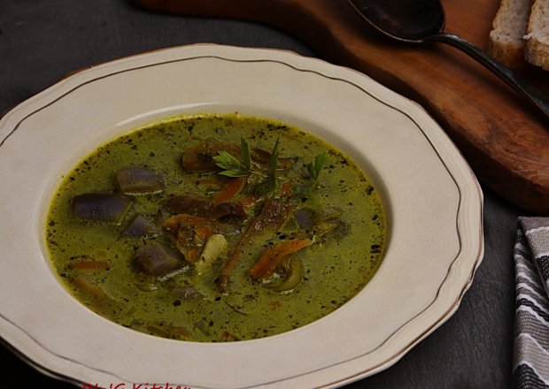 Fotografia przedstawiająca Zupa z sałaty i grzybów