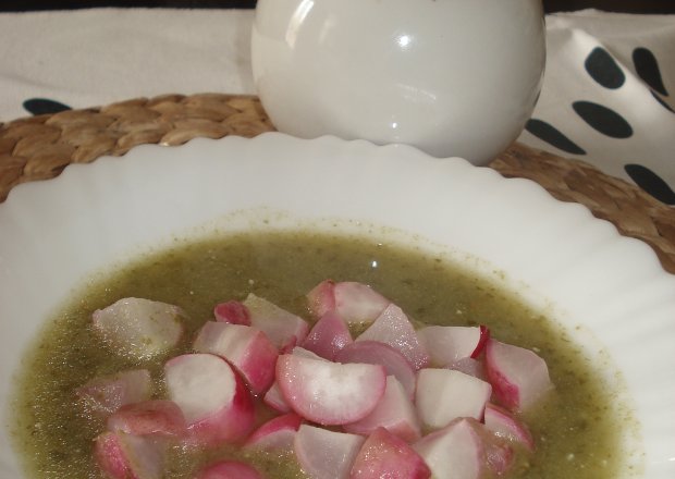 Fotografia przedstawiająca Zupa z sałaty masłowej i rzodkiewek