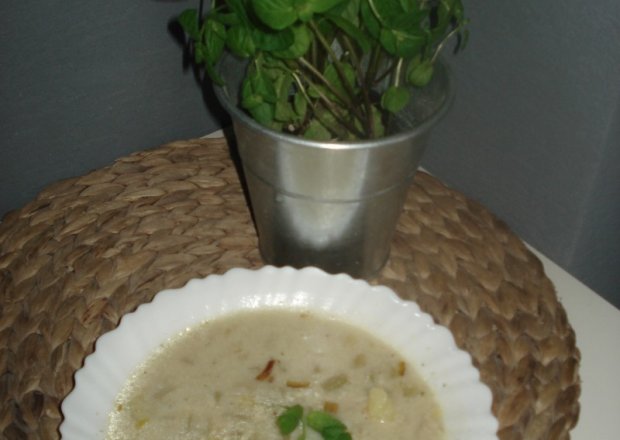 Fotografia przedstawiająca Zupa z selera naciowego z dodatkiem pieczarek