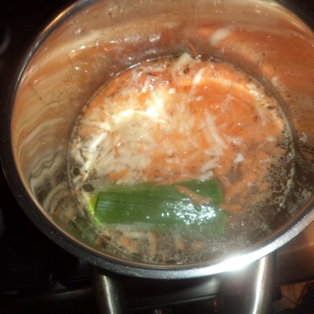 Krok 2 - Zupa z serkami topionymi i koperkiem - podana z grzankami :) foto