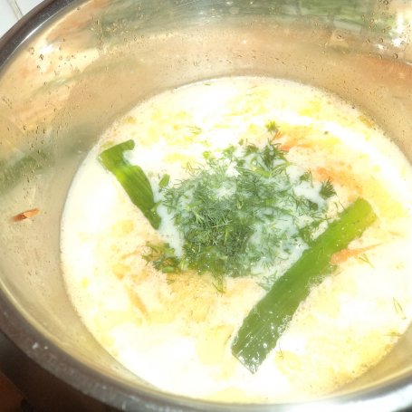Krok 4 - Zupa z serkami topionymi i koperkiem - podana z grzankami :) foto