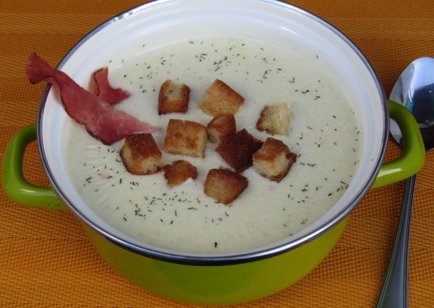 Fotografia przedstawiająca Zupa z serków topionych z grzankami i chipsami z szynki
