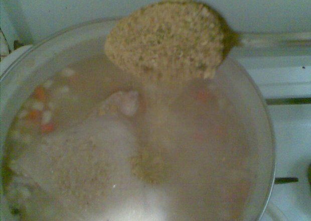 Fotografia przedstawiająca zupa z soczewicą czerwoną i kaszą jęczmienną