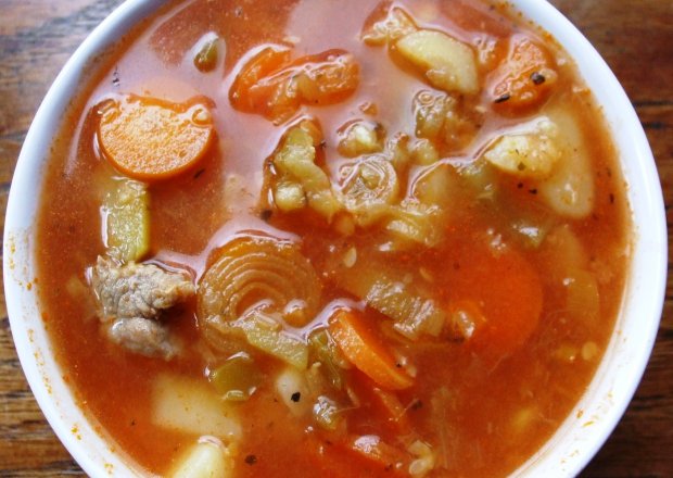 Fotografia przedstawiająca Zupa z soczewica i cukinia na pomidorowo