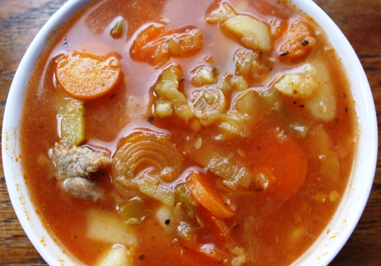 Zupa z soczewica i cukinia na pomidorowo foto