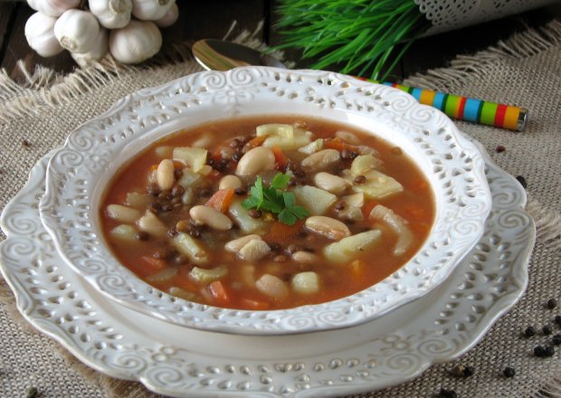 Fotografia przedstawiająca Zupa z soczewicą i fasolą