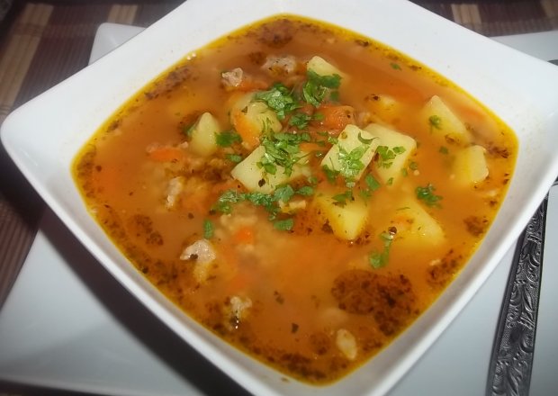 Fotografia przedstawiająca Zupa z soczewicą i mielonym mięsem