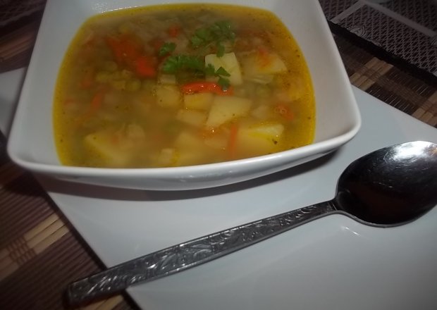 Fotografia przedstawiająca Zupa z soczewicą i zielonym groszkiem