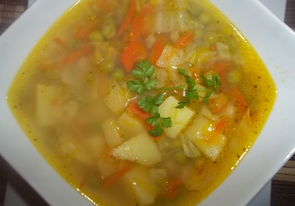 Zupa z soczewicą i zielonym groszkiem foto