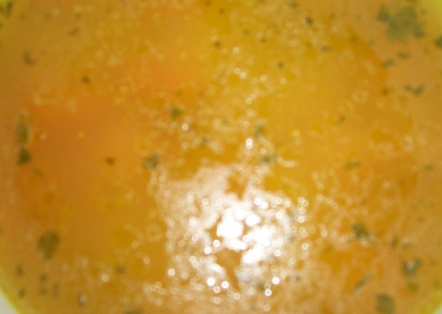 Fotografia przedstawiająca zupa z soczewicy i suszonych pomidorów