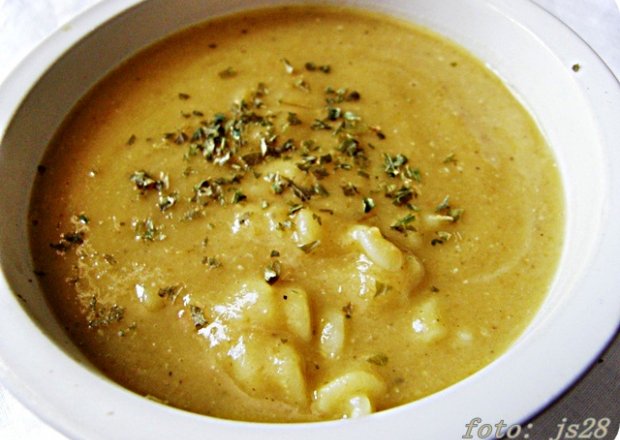 Fotografia przedstawiająca Zupa z soczewicy i warzyw z makaronem