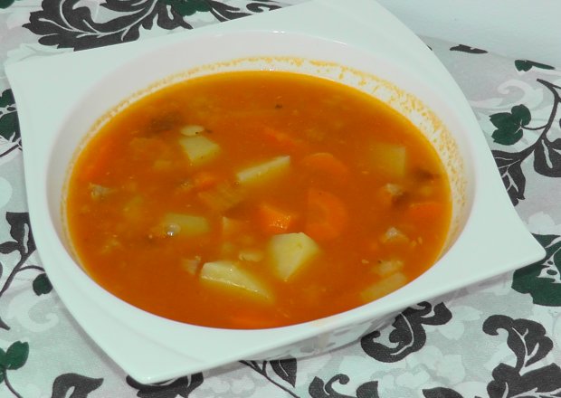 Fotografia przedstawiająca Zupa z soczewicy na karkówce i kiełbasce