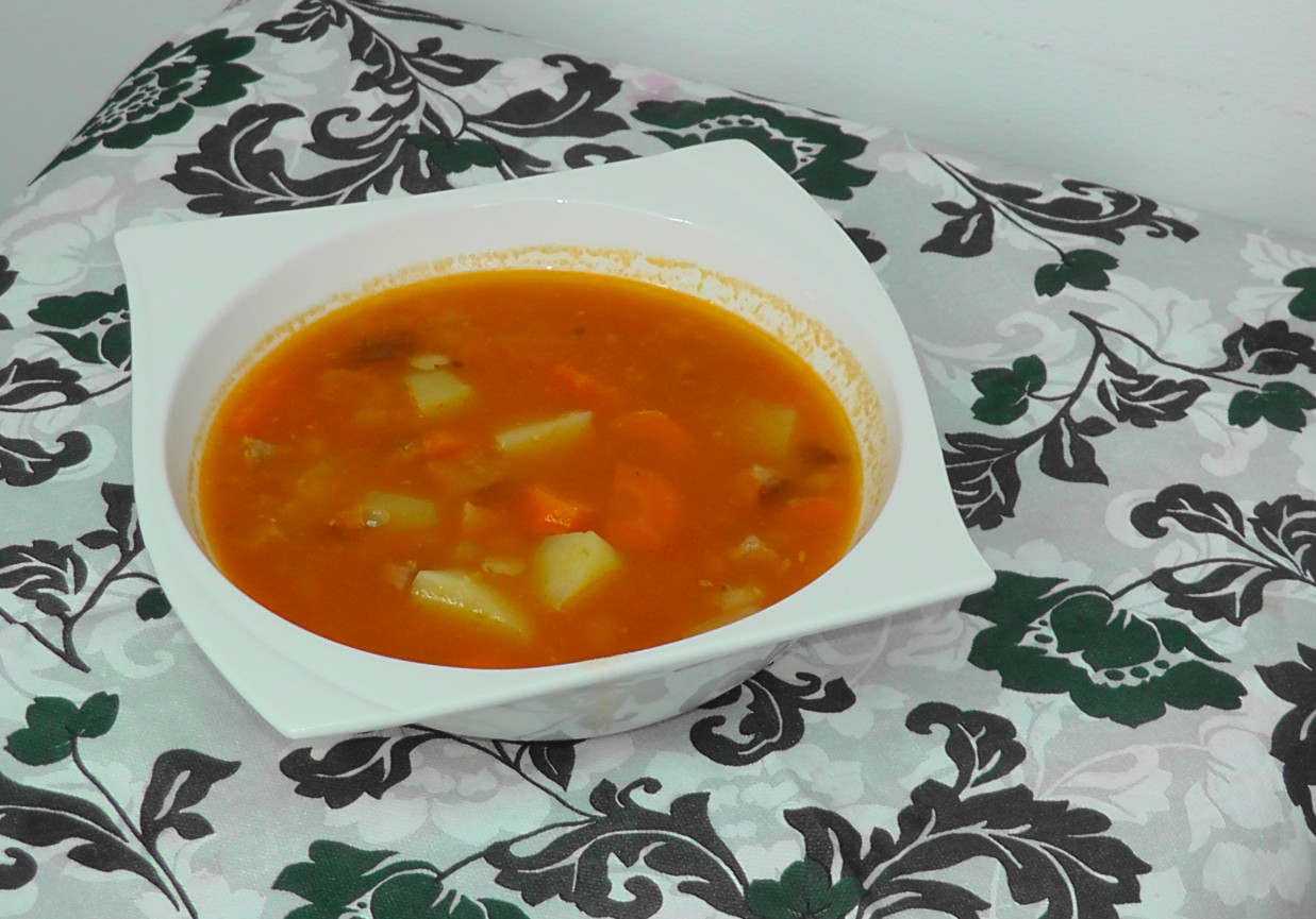 Zupa z soczewicy na karkówce i kiełbasce foto